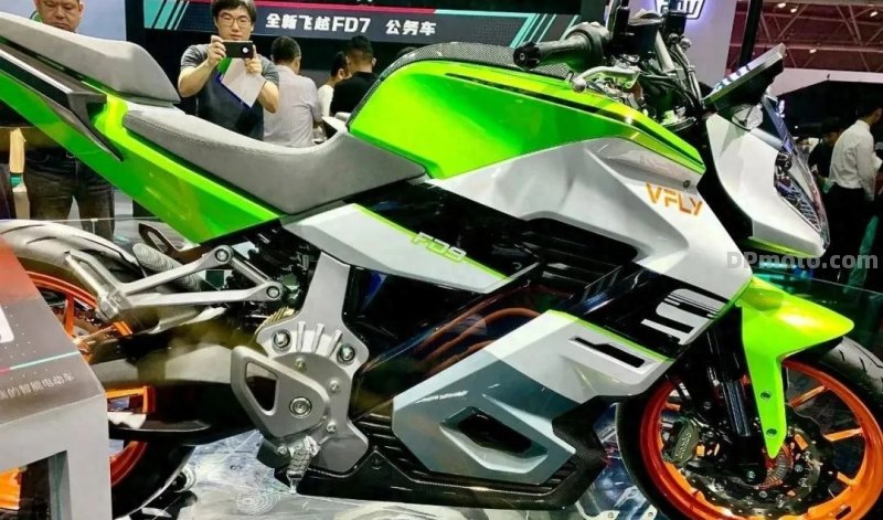 雅迪电摩亮相 售价5万多 重庆摩博会叫板燃油车 电摩时代来临了？